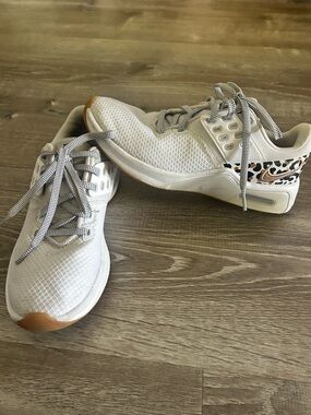 Nike Airmax White Athletic Sneakers with Leopard Accent. Size 6.